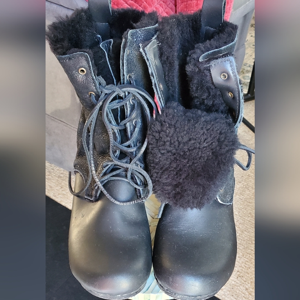 Sherling lace up Clog Boot. Size 7 Women.